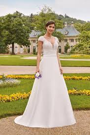 Die kirchliche trauung im hochzeitkleid das klassische weisse oder cremefarbene brautkleid ist in der kirche das absolute muss. Brautkleid Jessie Mit Schleppe