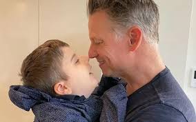 Jornalista da TV americana anuncia a morte do filho de 6 anos que lutava  contra rara doença neurológica e comove os EUA