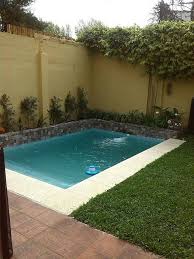 Obra de síntesis, pero a la vez de ideas, en sus páginas no sólo Albercas Para Patios Pequenos