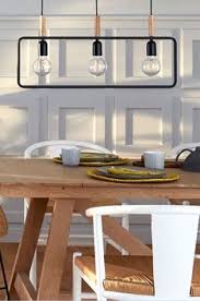 Pour Une Deco A La Fois Chaleureuse Et Design Dans La Salle A Manger On Melange Le Bois Le Blanc Et Le Meta Luminaires Salle A Manger Deco Maison Deco Sejour