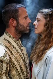 El paso fugaz de "Don Juan Tenorio" por las tablas del Teatro Fernán Gómez  nos deja el recuerdo de lo que pudo ser y un guion en las manos