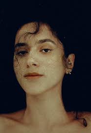 Tori canta com o coração à beira-mar em “Areia e Voz”; leia faixa a faixa