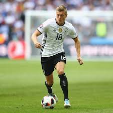 Der 31 jahre alte franzosen unterschrieb am montag beim deutschen fußballmeister einen vertrag bis zum 30. Ex Werder Regisseur Johan Micoud Adelt Toni Kroos