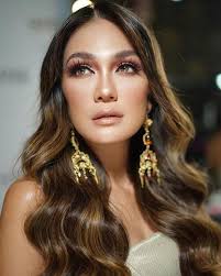 8 Potret Mata Indah Luna Maya, Pandangan Tajam Lugas Penuh Pesona