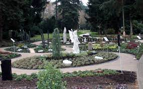 Der zur nutzung berechtigte bestimmt welche und wie viele der ursprünglich mit dem friedhofsträger abgeschlossene vertrag muss übernommen werden. Lubeck Live Friedhofsgartner Vorsicht Bei Dauergrabpflege