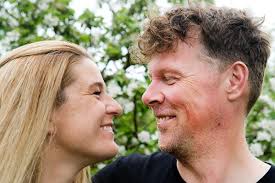 Tio år efter frieriet sa de ja