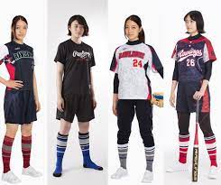 ソフトボールユニフォーム（女子ソフトボール） 選手の皆さんのバックには、女子ソフトボール日本代表上野由岐子選手の心の支えの詩の作者としても有名な旅の詩人 須永博士さんの大きな直筆の詩が!!「 一致団結」「自分に勝つ」 旅の詩人 須永博士氏公式ホームページ å¥³å­ã‚½ãƒ•ãƒˆãƒœãƒ¼ãƒ«ã«æ–°ææ¡ˆ å¥³å­é¸æ‰‹å'ã'ã®ã‹ã‚ã„ã„ã‚«ãƒ©ãƒ¼ã‚½ãƒƒã‚¯ã‚¹ ã‚¹ãƒˆãƒƒã‚­ãƒ³ã‚°ã‚„ã‚µãƒãƒ¼ã‚¿ãƒ¼ç‰¹é›† å¥³å­ã‚½ãƒ•ãƒˆãƒœãƒ¼ãƒ« ã®ãƒãƒƒãƒˆã‚„ã‚°ãƒ©ãƒ– ã‚¦ã‚¨ã‚¢ ã‚½ãƒƒã‚¯ã‚¹å…¨éƒ¨æƒã†ã®ã¯ãƒ™ãƒ¼ã‚¹ãƒžãƒ³