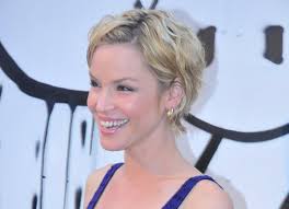 Ashley Scott's very short layered hairstyle for a fun daytime look