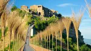 The medieval borough of civita di bagnoregio, known as 'the dying village' is located on top of a rocky spur of tufa 70 metre high which is crumbling slowly but surely in time. Reisetipps Civita Di Bagnoregio 2021 Das Beste In Civita Di Bagnoregio Entdecken Expedia