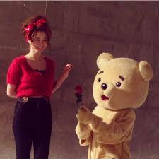白石麻衣 larme 赤い衣装がキュートなまいちゃんとシュールなクマさん デニムから始まるファッションストーリー テイストに合わせたまいちゃんの好みも知れちゃう企画でした ショートボブのウィッグをつけたのもレア 4枚目参照 この号のlarmeは笑