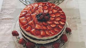 Bald ist wieder muttertag und es gibt doch nichts schöneres als eine farbenfrohe erdbeer torte als überraschung. Erdbeer Stracciatella Torte Rezept Zum Backen Und Geniessen Genuss