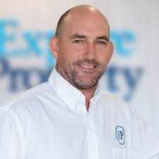 Aaron Squires's Instagram, Twitter & Facebook