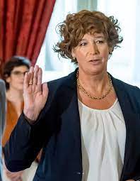 Petra de sutter ha sempre parlato apertamente della sua scelta e oggi è la prima. En Belgique Petra De Sutter Gynecologue Reconnue Pour Son Expertise Sur La Fertilite Devient La Premiere Ministre Trans D Europe Elle