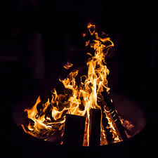 Vor allem in kleinen gärten in wohngebieten oder mit nähe zum waldrand, muss besonders große vorsicht geboten werden. Feuerschalen Und Feuerkorbe Magie Im Dunklen Garten Nachgeharkt