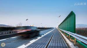 China ha inaugurado la autopista más larga del mundo a través de un desierto. China Quiere Cubrir Sus Carreteras Con Paneles Solares Y Es Una Gran Idea