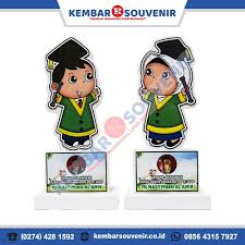 .yng menyukain masing masing jenis olahraga sepak bola, futsal, voli, bulu tangkis, basket, dari data 180ank yng menyusai jenis olahraga yng disebut diatas b.buatlah diagram batang berdasarkan pada label yng telah kalian buat dengan cara manual sekla pada sumbu tegak 1 satuan mewakili 5 ank. Plakat Wisuda Anak Tk Pusatnya Pembuatan Plakat Indonesia