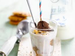 Decouvrez La Recette Milkshake Vanille Caramel Et Chocolat Sur Cuisineactuelle Fr Recette Caramel Chocolat