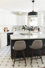 This Black White Modern Vintage Kitchen Is To Die For Those Metallic Accents Are Just The Perfe Kitchen Decor Modern Kitchen Design Decor Home Decor Kitchen