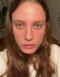 Ameliyatla göz rengini mavi yaptırdığı haberinin ardında, program sunucusu seren serengil de göz rengini ameliyatla açtırdığını itiraf etti. Serenay Sarikaya Goz Rengini Degistirdi Sosyal Medyanin Diline Dustu Gercek Gundem