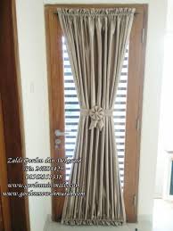 Karena sangat disayangkan rumah minimalis anda yang sudah bagus terhalang keindahannya lantaran anda salah memilih gorden. Model Gorden Jendela Kecil Rumah Minimalis Home Desaign