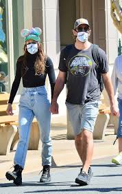 Shailene woodley has gone public with her engagement to green bay packers quarterback aaron rodgers. Aaron Rodgers Holds Shailene Woodley Close During Disney World Trip E Online Deutschland