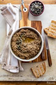 Elena da arezzo ci manda questa sua personale ricetta per i crostini toscani neri, che sono i famosi crostini con i fegatini. I Crostini Neri Toscani Con I Fegatini Di Pollo Juls Kitchen