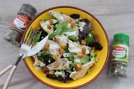 Recette Salade Poulet Avocat Et Croutons Herbes De Provence En Video Recette Salade Poulet Avocat Recette Salade Recette Salade Poulet