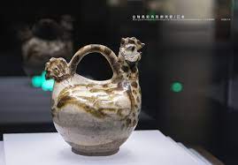 辽金白釉黑彩鸡形倒流壶辽宁省博物馆藏907 1234 white glazed handled pot in the shape of a chicken decorated with black designs liaoning provincial pottery glazes pottery decor