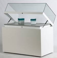 Sockelvitrine Mit Aufklappbarer Glashaube Mit Gasdruckfedern Auf Geschlossenem Sockel Vitrine Glashaube Glasvitrine
