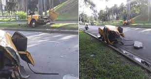 Un accidente masivo de tránsito ocurrió en la mañana de este lunes en las cercanías de la refinería ñico lópez, en el municipio de guanabacoa, la habana. Impactante Carro Moskvich Se Parte En Dos En Accidente En La Habana