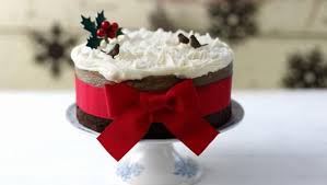 We Could Leave The Sides Bare If You Wanted To Show People What The Cake Looked Like I Don T Like That So Much Though Christmas Cake Recipes Icing Recipe Cake