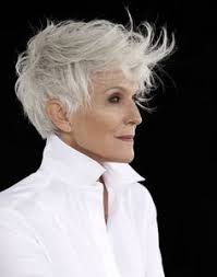 Optez pour des coupes aux lignes pleines et rondes, à peine effilées sur les bordures du visage et les pointes, pour conserver une jolie matière et un maximum de volume. 770 Idees De Cheveux Gris En 2021 Cheveux Gris Cheveux Coupe De Cheveux