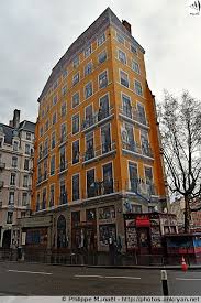La Fresque Des Lyonnais Est Une Peinture Murale A Lyon Qui Represente 24 Personnages Historiques Lyonnais Et 6 Pers Fresque Peindre Mur Personnages Historiques