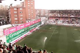 Rayo vallecano de madrid, s.a.d., often abbreviated to rayo, is a spanish football team based in madrid, in the neighbourhood of vallecas. Voetbalclub In Madrid Betaalt Huur Arme Vrouw Foto Ad Nl