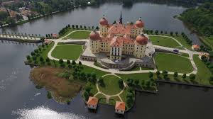 It's a czech/east german adaptation which is massively popular in germany and austria (among other countries) and is traditionally shown. Termine Fix Hier Lauft Drei Haselnusse Fur Aschenbrodel Promiflash De