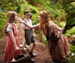 Die kleine hexe ist ein kinderbuch des deutschen schriftstellers otfried preußler die kleine hexe, deren sehnlichster wunsch es ist, mit den großen hexen auf dem blocksberg herumfliegen zu dürfen, lebt mit ihrem sprechenden raben abraxas in einem kleinen, windschiefen häuschen im wald. Die Kleine Hexe D Ch 2017 Kritik Artechock