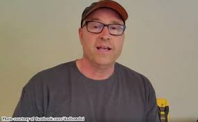 បុរសកំព្រាឪពុក បង្រៀនរបៀបជួសជុលសម្ភារៈក្នុងផ្ទះ ដើម្បីជួយក្មេងៗ  ដែលមិនទាន់ចេះកិច្ចការក្នុងផ្ទះ (មានវីដេអូ)