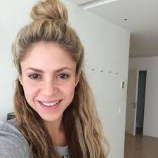 Shakira in 'underneath your clothes' music video. Shakira Sieht Selbst Fertig Noch Super Suss Aus Stars Ungeschminkt Naturlich Schon Cosmopolitan
