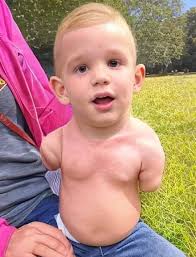 A baby elephant who was separated from his mother and herd in Tamil Nadu,  India, has been reunited with them by park officials. See more here :  https://tinyurl.com/yc3jpcna The baby, who is