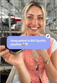 Shelly Kearns's Instagram, Twitter & Facebook