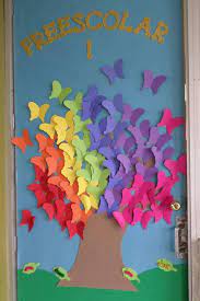 Llega la primavera y las ganas de que llegue también a casa. Coleccion De Puertas Para Decorar Tu Clase En Marzo Llega La Primavera Decoraciones Para La Puerta Del Aula Decoraciones De Puertas De Preescolar Decoraciones Escolares