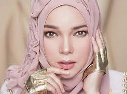 Masya Allah! Dewi Sandra Tampil Strong bagai Dewi Athena dengan Headpiece  Rinaldy Yunardi : Okezone Muslim