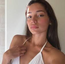 Lara Compton (22niebuhrl90)