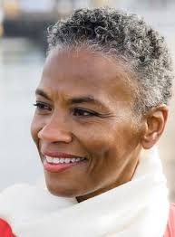 Vous avez un cadeau à offrir à une femme de 60 ans et la panne d'inspiration vous guette ? Quel Look Pour Une Femme De 50 Ans Et Plus 10 Conseils En Or