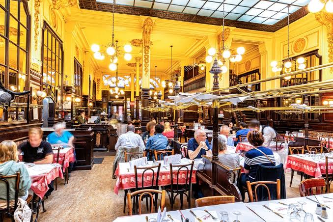7 Rue du Faubourg Montmartre – Un monument parisien de style Art Déco fondé en 1896, célèbre pour son ambiance unique et sa cuisine traditionnelle à prix très doux.