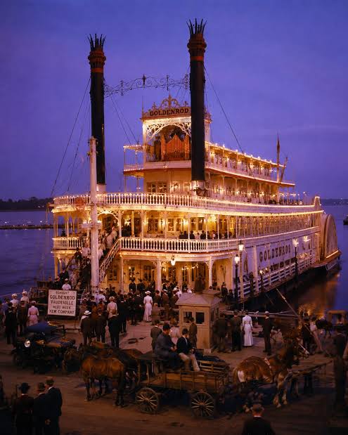 Historic show boat and floating dam saloon on Mississippi