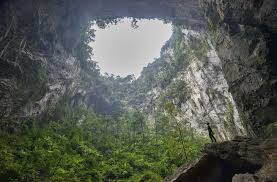 Inilah gua lava terbesar dan termegah di dunia dengan panjang sekitar 8.928 meter dan tinggi 30 meter serta lebar 23 meter. Lebih Dari Perkiraan Ada Terowongan Rahasia Dalam Gua Terbesar Di Dunia Hitekno Com