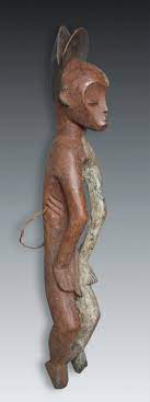 Mit dem kanu im team, als eigener kapitän im kajak oder als stehpaddler auf dem stand up paddle board (sup) . Mbole Bambole Okifa Figur Gehenkter Kongo