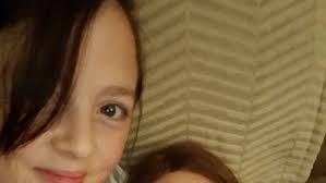 Játék babát nevel egy nő, akinek nem lehet saját gyermeke