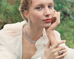 Đeo nhẫn ngón nào hút tài lộc? Lời khuyên từ phong thủy sư